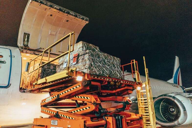 Avión con cargamento de mascarillas (Foto TA)